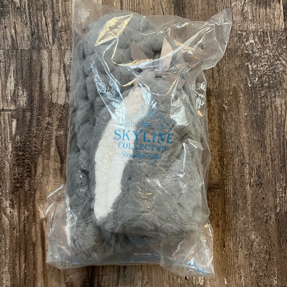 Skyline Collection Fuzzy Slipper Boots Grey New In Package Size 5-7 - Picture 6 of 7